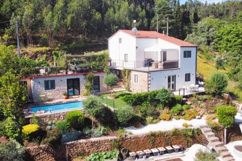 uma vista aérea de uma casa com piscina em Casa Estrela em Alvaiázere