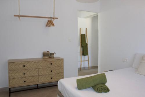 ein weißes Schlafzimmer mit einem Bett und einer Kommode in der Unterkunft Casa Luz 2 in El Pozo de los Frailes