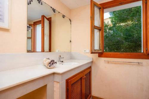 ein Bad mit einem Waschbecken und einem Spiegel in der Unterkunft CalaPi One vistas Mar. in Cala Pi