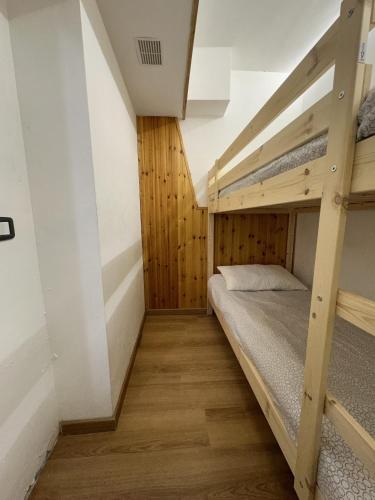 a small room with two bunk beds in it at Mountain View Apartment with Garden, Roccaraso in Roccaraso