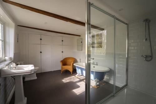 Et badeværelse på Docklow House, By RentMyHouse