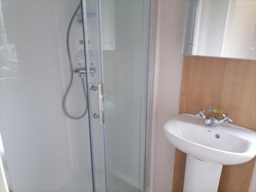 a bathroom with a sink and a shower at Ivy cottage - Parking and outdoor area in Kent