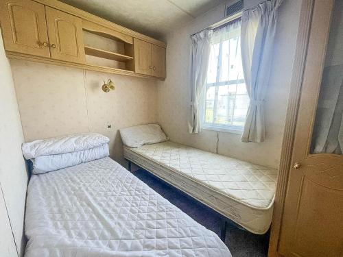 Un pat sau paturi într-o cameră la Homely Caravan, Only A Short Drive To Skegness Beach Ref 64011d