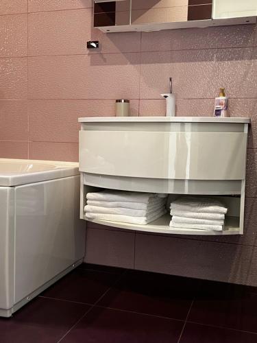 Lili Mar, 2-bedroom apartment with private parking