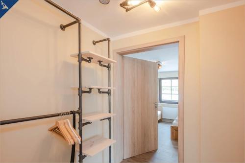 - une salle de bains pourvue d'étagères en bois dans l'établissement Ferienhaus Becker Ferienwohnung Luv, à Heringsdorf