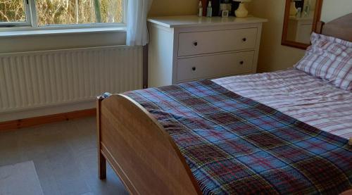 1 dormitorio con 1 cama, vestidor y ventana en 405 Tigh Bhrendain Renvyle, en Renvyle