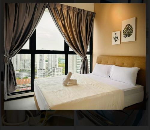 1 dormitorio con 1 cama y ventana grande en OYO 89849 Sekin Hotel And Resort, en Kuala Selangor