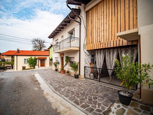 Une rue vide dans une maison avec des plantes dans l'établissement Šišnikova hiša, à Ilirska Bistrica