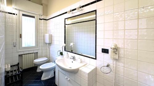 ein weißes Bad mit einem Waschbecken und einem WC in der Unterkunft Int 12 - Appartamento dei Gerani in Bologna