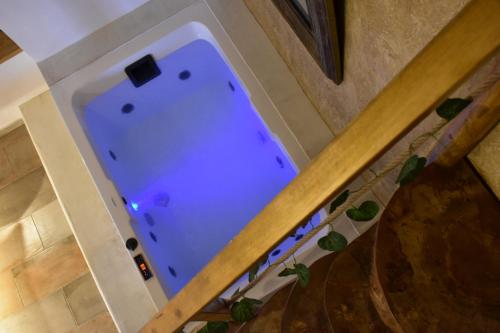 - une vue sur une table violette sur un escalier dans l'établissement Èlia Luxury Rooms, à Areópoli