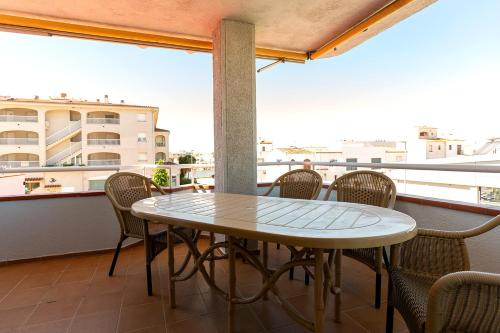 a table and chairs on a balcony with a view at Apartamentos Empuriabrava Maurici Park in Empuriabrava