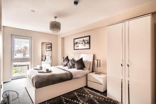a bedroom with a bed and a window at Spacious & Bright 2 Bed Apartment in Manchester in Manchester