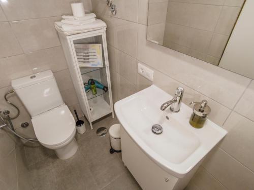 La salle de bains blanche est pourvue de toilettes et d'un lavabo. dans l'établissement Un lugar en el mundo, à Tegueste