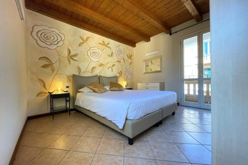 Un dormitorio con una cama y una pared con flores. en Int 6 - Suite Marco by Residence San Luca, en Bolonia