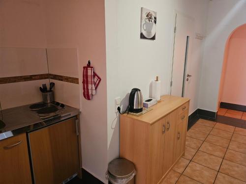 a kitchen with a counter and a sink and a microwave at 200qm Work and Stay 4 Schlafzimmer jedes Zimmer mit eigenem Badezimmer, Neu Modernisiert in Eschweiler