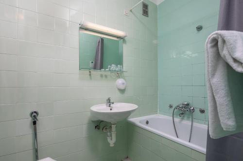 ein Badezimmer mit einem Waschbecken und einer Badewanne in der Unterkunft Uvala Scott in Kraljevica
