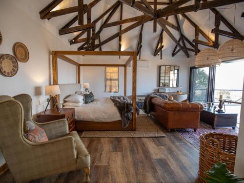 奧奇瓦龍戈的住宿－Otjiwa Mountain Lodge，一间卧室配有一张大床和一张沙发