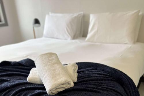 a pair of rolled up towels on a bed at Comfort Inn Centrepoint Motel in Lismore