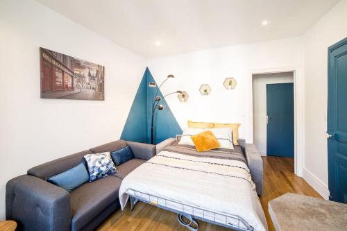 un salon avec un canapé et un lit dans l'établissement P'tit Dupont F3 Nancy Thermal Logements Insolites, à Nancy