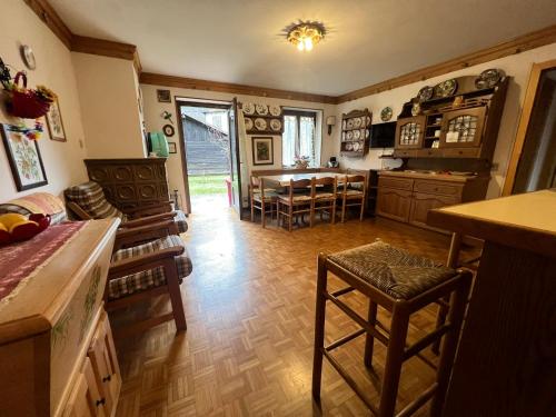 a kitchen and dining room with a table and chairs at Casa Ognano (Pellizzano) in Pellizzano