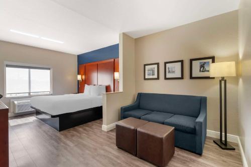 Letto o letti in una camera di Comfort Suites West Jacksonville
