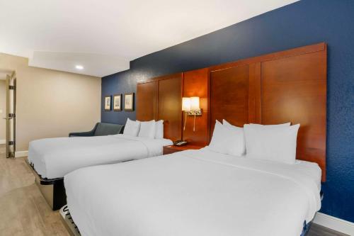 Letto o letti in una camera di Comfort Suites West Jacksonville