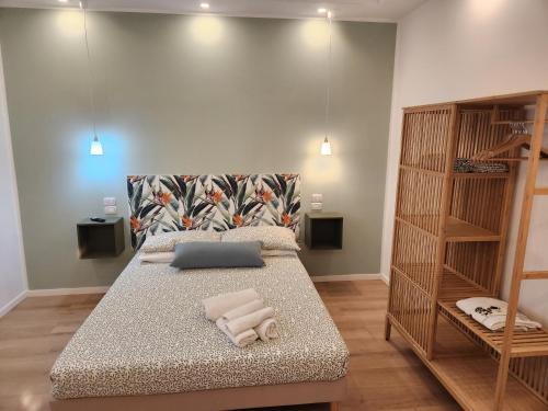 um quarto com uma cama com duas toalhas em corso francia suite em Roma