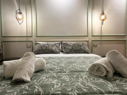 1 dormitorio con 1 cama con toallas en Camere il Cantico, en Asís