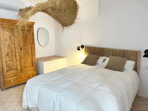a bedroom with a large white bed in a room at Brava Apartaments casa centro Begur in Begur