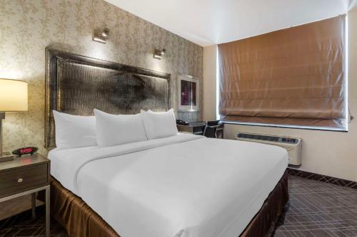 1 cama blanca grande en una habitación de hotel en Comfort Inn Manhattan - Midtown West, en Nueva York