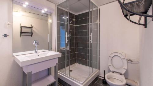 une salle de bain avec toilettes, lavabo et douche dans l'établissement CAP CAMARGUE -F123- Appt lumineux 7 pers, au Grau-du-Roi