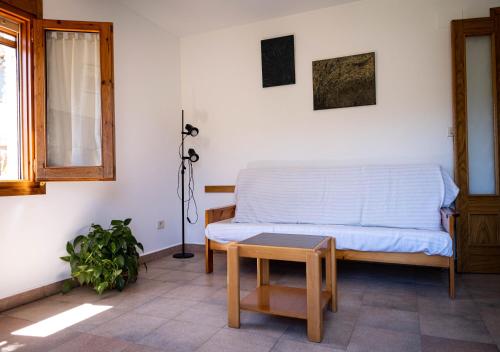 een woonkamer met een bank en een tafel bij Casa El Soldau in Naval