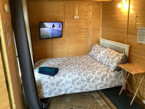 Habitación pequeña con 1 cama en una cabaña en Vigo Retreat cabin 1 en Sevenoaks