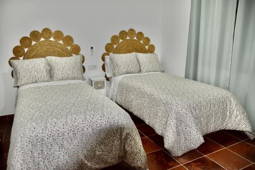 - 2 lits installés l'un à côté de l'autre dans une chambre dans l'établissement Casa Rural, El Retorno, à Santa Elena