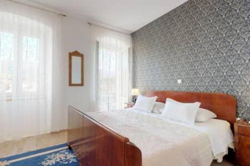 um quarto com uma cama grande e almofadas brancas em Radovani Luxury Apartment with Private Pool em Jelsa