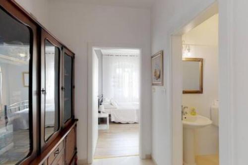 uma casa de banho branca com um lavatório e uma banheira em Radovani Luxury Apartment with Private Pool em Jelsa