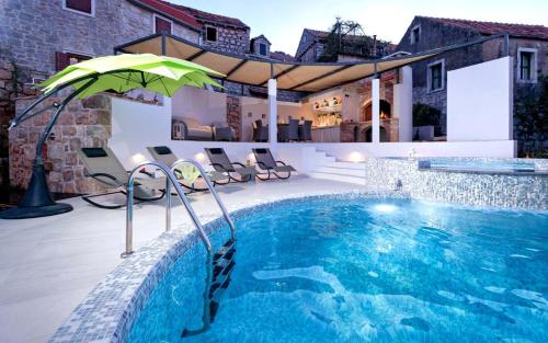 Bazén v ubytování Holiday Home Pitve nebo v jeho okolí