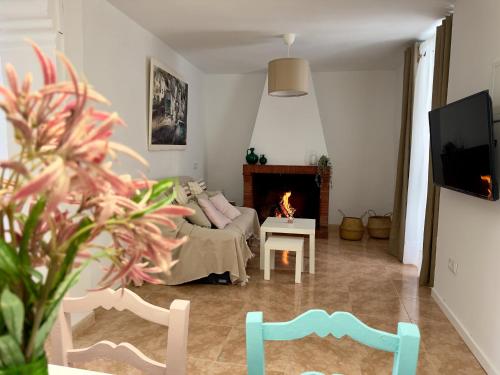 sala de estar con sofá y chimenea en CASA MARÍA LA ROMANA, en Torres