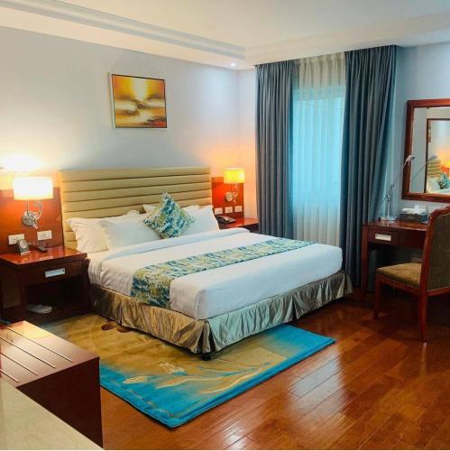 ein Hotelzimmer mit einem Bett und einem Stuhl in der Unterkunft ZEMARIAS INTERNATIONAL HOTEL in Mekʼelē