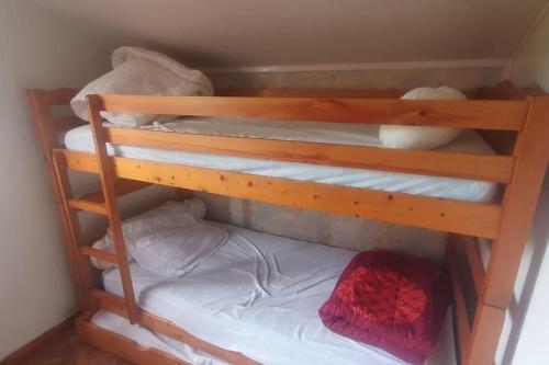 Dos literas en una habitación pequeña con una cama. en Chalet dans un parc résidentiel de loisir - 0102, en Soulac-sur-Mer