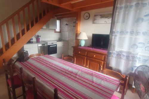 une cuisine avec un escalier et un salon dans l'établissement Chalet dans un parc résidentiel de loisir - 0102, à Soulac-sur-Mer