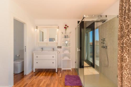 a bathroom with a sink and a shower at Llucmajor -1630 Mallorca in Llucmajor