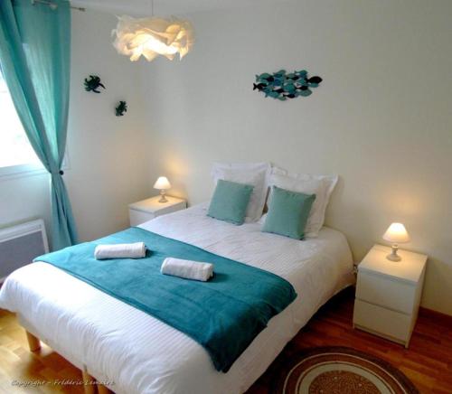 Ένα ή περισσότερα κρεβάτια σε δωμάτιο στο Vue mer Sables d'Or