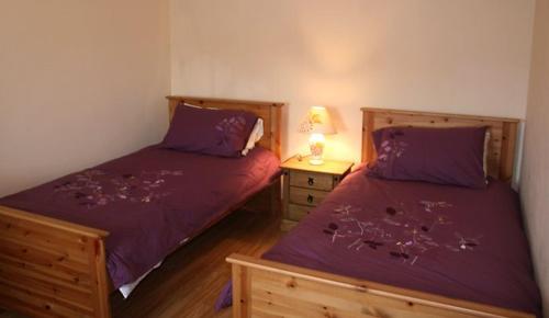 um quarto com 2 camas e uma mesa de cabeceira com um candeeiro em Claddaghduff 302 Gannoughs em Claddaghduff