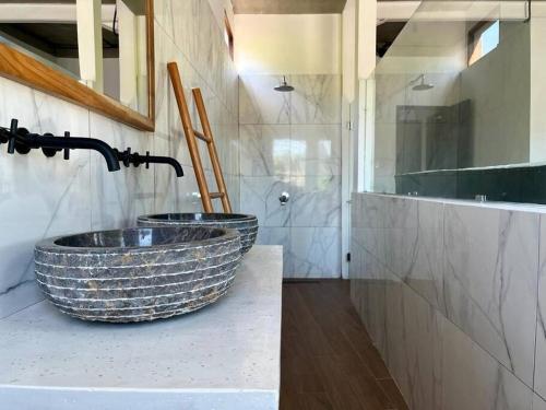 łazienka z 2 umywalkami na ladzie w obiekcie Uma Penthouse w mieście Seminyak