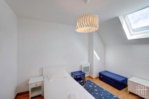 a small bedroom with a bed and a window at L'ardoise / Proche Centre in Fondettes