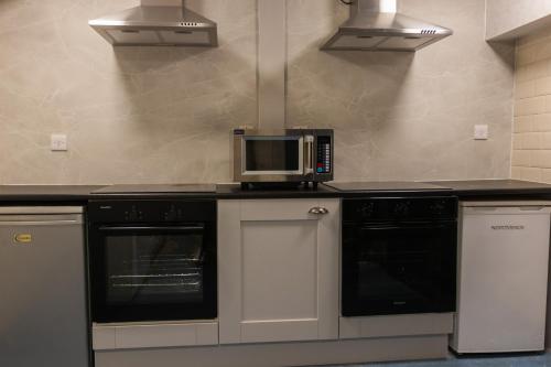 una cucina con forno a microonde sopra un bancone di The Dawson Hostel a Dublino