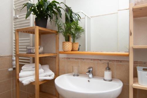 Mia Ginger, Stazione Trastevere vicinanze