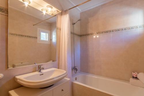 a bathroom with a sink and a mirror and a tub at Puerto de Alcudia -2765 Mallorca in Port d'Alcudia