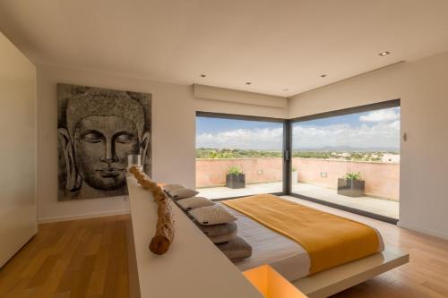 1 dormitorio con una cabeza grande en la pared en Campos -2795 Mallorca, en Campos